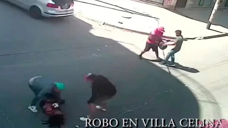 Argentina: 4 ladrones en auto robaron $us 600 a 2 bolivianos; la mujer luch&oacute; siendo apuntada