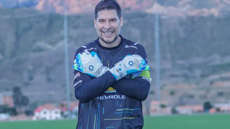 Marcelo Claure, en la piel de arquero. FACEBOOK MARCELO CLAURE