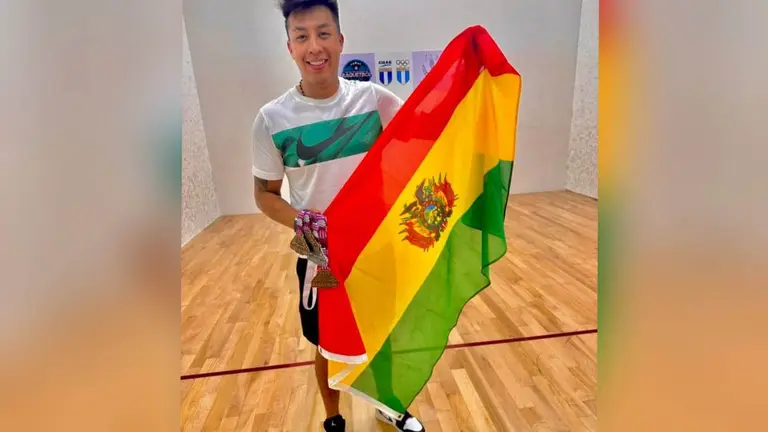 Conrrado Moscoso, orgulloso de la bandera boliviana. FACEBOOK CONRRADO MOSCOSO
