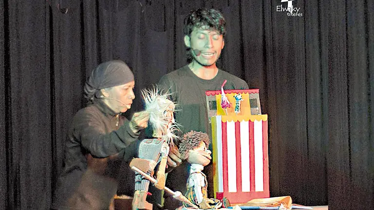 Una puesta en escena de los t&iacute;teres Elwaky.