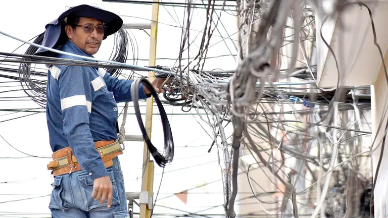 Enmarañado de cables en la ciudad./ NOÉ PORTUGAL