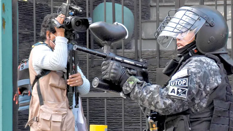 Un camar&oacute;grafo realiza cobertura en un conflicto social./ APG
