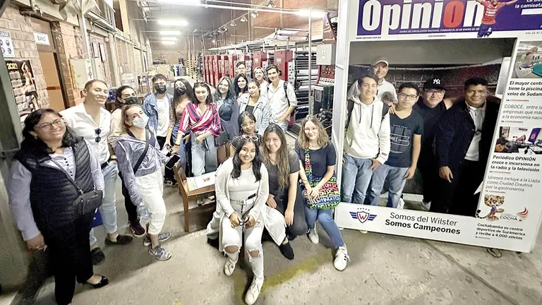 Estudiantes de Unifranz visitan el Diario OPINI&Oacute;N. LESLIE LAFUENTE