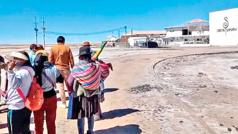 Comunarios de Colchani realizan vigilia cerca de uno de los hoteles en el salar de Uyuni./ RRSS