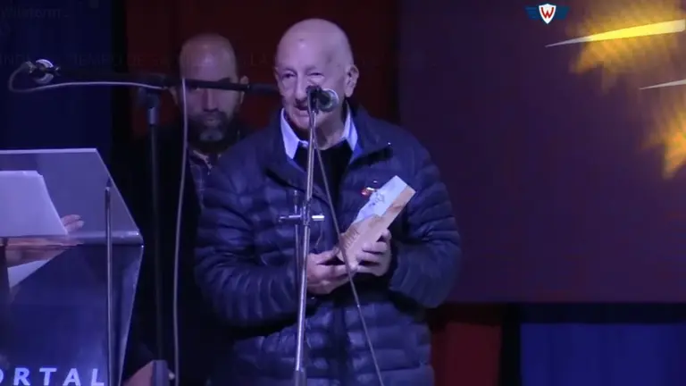 Rolando Gamarra Urizar, gran periodista deportivo y exeditor de Deportes de OPINI&Oacute;N, es homenajeado por Wilstermann. CAPTURA DE VIDEO