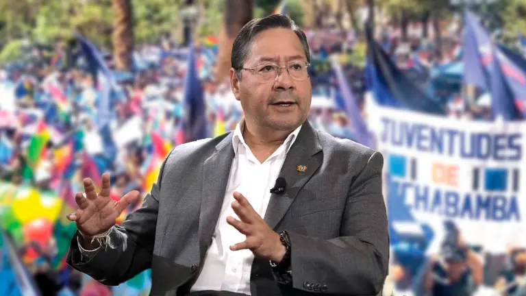 El presidente del Estado Luis Arce. En el fondo, una concentraci&oacute;n de las juventudes del MAS. COMPOSICI&Oacute;N OPINI&Oacute;N