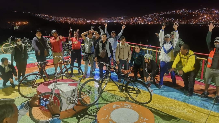Ciclistas en su momento de descanso durante una caravana nocturna./BICICLETAS CL&Aacute;SICAS COCHABAMBA