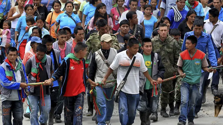 Miembros de la guardia ind&iacute;gena al custodiar a tres soldados colombianos, en Caldono (departamento del Cauca, Colombia)./ EFE