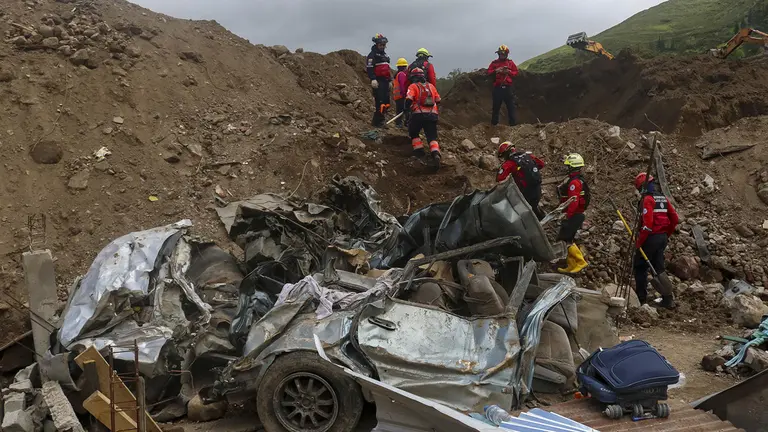 Rescatistas trabajan en la b&uacute;squeda de personas tras un alud, donde ya se han recuperado 34 cuerpos pero a&uacute;n se espera hallar 52 m&aacute;s, el 10 de abril de 2023, en Alaus&iacute; (Ecuador)./ EFE
