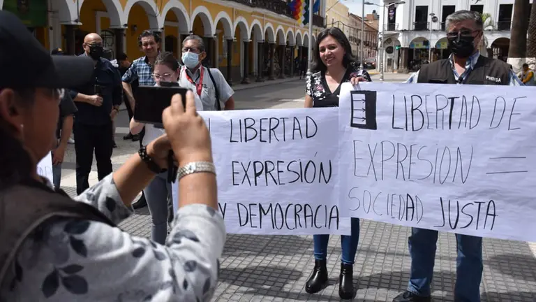 Periodistas de Cochabamba realizaron plant&oacute;n en la Plaza 14 de Septiembre. / NO&Eacute; PORTUGAL