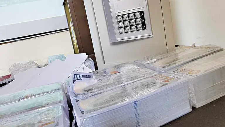 Secuestran la caja fuerte y los billetes falsos./ MARIELA COSS&Iacute;O