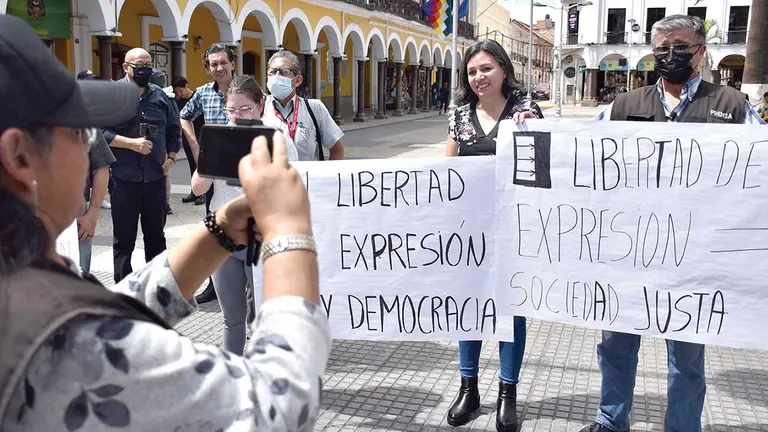Periodistas realizan un plantón en la plaza principal de Cochabamba./ NOÉ PORTUGAL