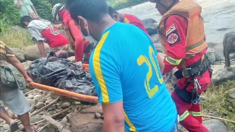Comunarios y bomberos sacan uno  de los dos cuerpos hallados sin vida en el r&iacute;o Colorado. RADIO COMUNITARIA COCAPATA