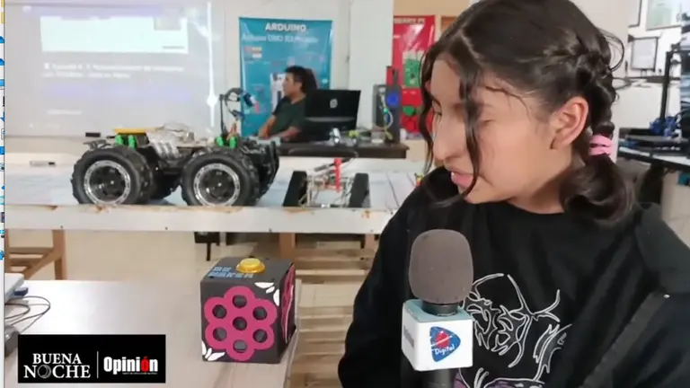 Captura de video de la entrevista a Eylin y su asistente personal. 