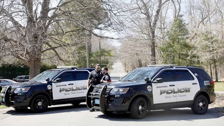 La Policía de Dighton bloquea la calle donde vive el sospechoso de filtrar documentos secretros de EEUU, este 13 de abril de 2023, en Dighton, Massachusetts./ EFE