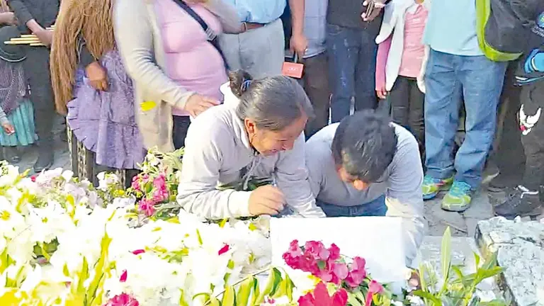 Despiden a Jhurayma en el Cementerio General de Coroico./ LIBERTAD AYNI POSITIVA