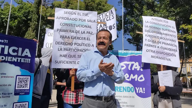 El jurista independiente, Jos&eacute; Antonio Rivera, junto al movimiento que solicita la reforma a la Justicia. NO&Eacute; PORTUGAL