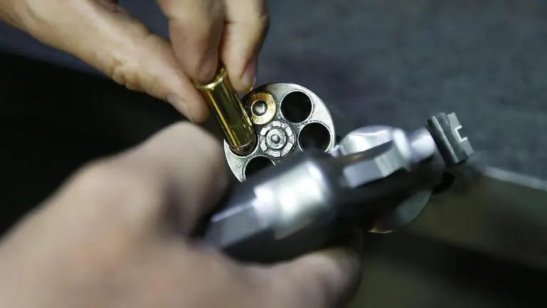 Fotograf&iacute;a de archivo de una persona que carga un arma.