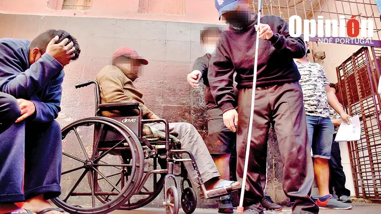 Enrique y Mario (nombres cambiados), en silla de ruedas y caminando con ayuda de una vara, respectivamente, en San Antonio./ NOÉ PORTUGAL