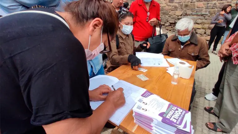 Recolecci&oacute;n de firmas en Cochabamba./ NO&Eacute; PORTUGAL