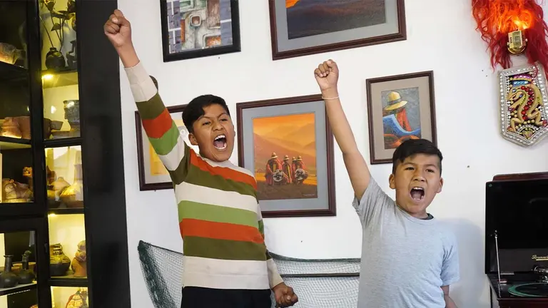Los hermanos Yawar Inti (i) y Qhapaq Amaru Callizaya durante un ensayo del corto audiovisual infantil "Tantachawi"./ EFE