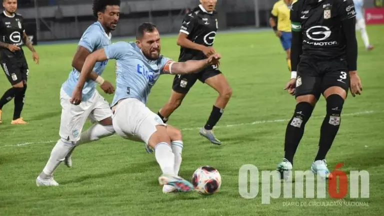 Ren&eacute; Barbosa, en una acci&oacute;n en el compromiso ante Real Santa Cruz. NO&Eacute; PORTUGAL