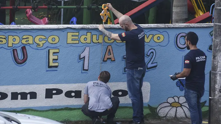 Peritos forenses revisan la escena donde sucedi&oacute; el ataque con un arma blanca en la guarder&iacute;a Cantinho Bom Pastor, en Blumenau (Brasil), el pasado 5 de abril de 2023./ EFE