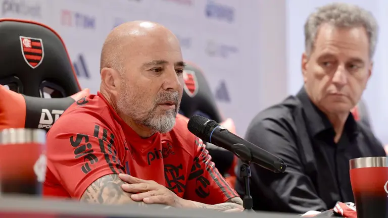 El argentino Jorge Sampaoli, nuevo entrenador de Flamengo, habla hoy junto al presidente del club, Rodolfo Landim (d), durante la rueda de prensa de su presentación en Río de Janeiro./ EFE