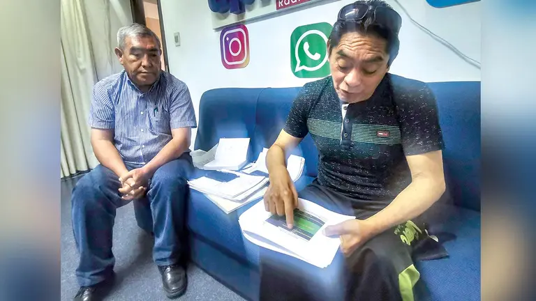 Los vecinos Jorge Amurrio y Javier Iba&ntilde;ez, este 17 de abril./ MELISSA REVOLLO