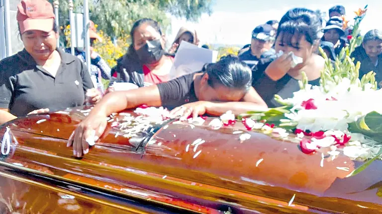 Dan el &uacute;ltimo adi&oacute;s a Kendy, v&iacute;ctima de feminicidio, en el cementerio de Falsuri de Vinto, Cochabamba./ VOCES LIBRES