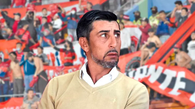 Cristian Diaz, director t&eacute;cnico del Rojo. Al fondo la hinchada del Aviador. COMPOSICI&Oacute;N OPINI&Oacute;N