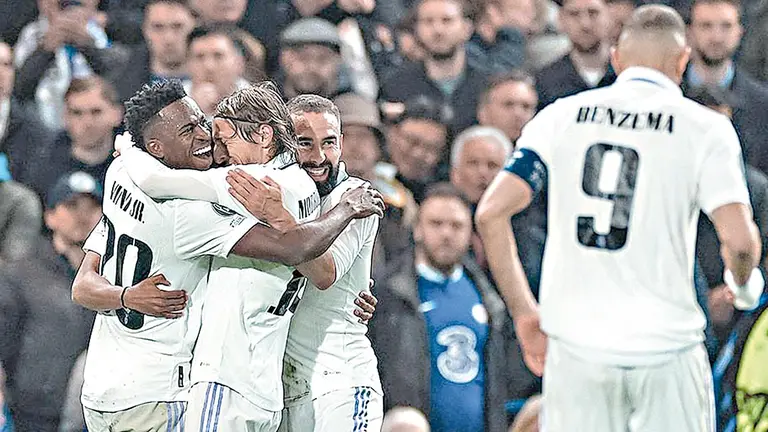 Futbolistas del Real Madrid celebran uno de los dos goles anotados a Chelsea en Londres./ INSTAGRAM REAL MADRID