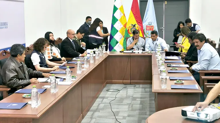 Autoridades participan de la sesi&oacute;n del Consejo Departamental de Seguridad Ciudadana en la Gobernaci&oacute;n, este 18 de abril./ MELISSA REVOLLO