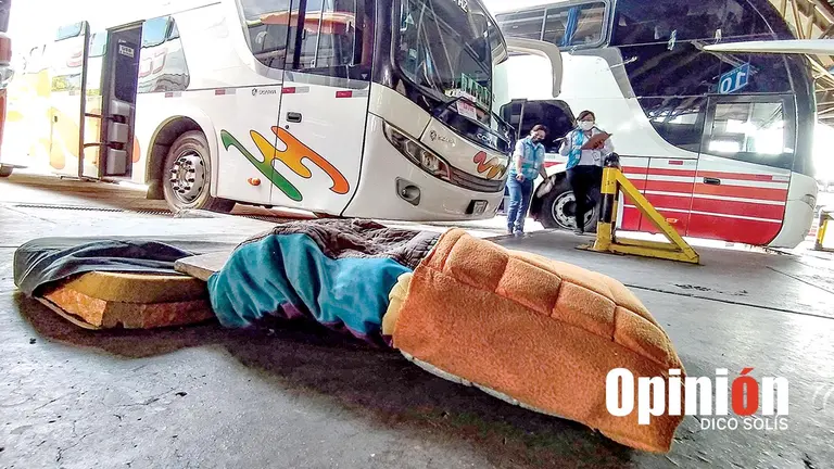 Una especie de colch&oacute;n utilizado para improvisar un asiento de bus cama, este 18 de abril./ DICO SOL&Iacute;S