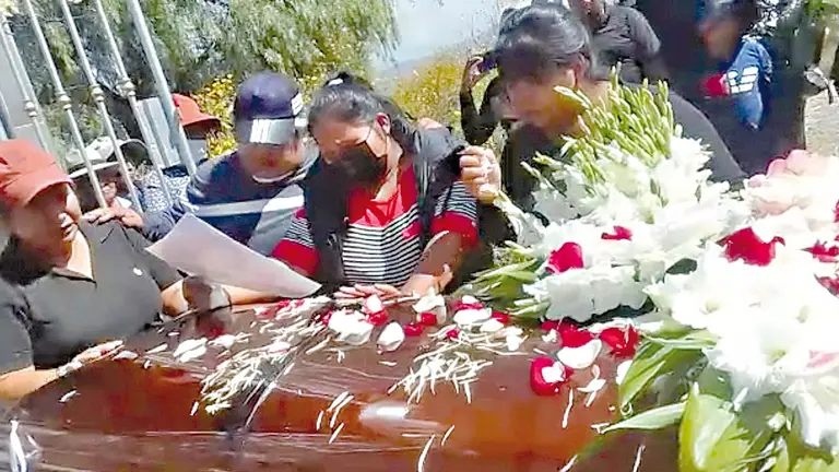 Despiden a Kendy, v&iacute;ctima de feminicidio, en el cementerio de Falsuri de Vinto, Cochabamba./ VOCES LIBRES