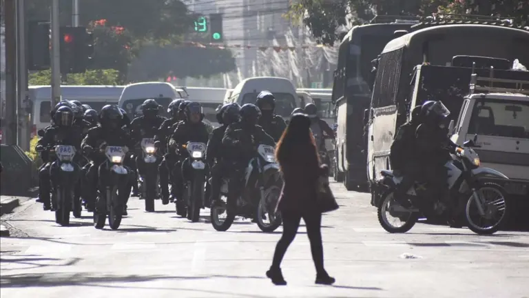 Un contingente policial en la avenida Hero&iacute;nas bloqueada. DICO SOL&Iacute;S