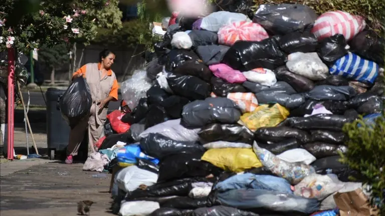 Acumulaci&oacute;n de basura en la ciudad. DICO SOL&Iacute;S