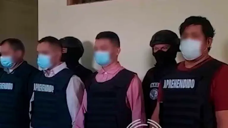 Cuatro de los cinco aprehendidos son presentados por la Polic&iacute;a. CAPTURA BTV