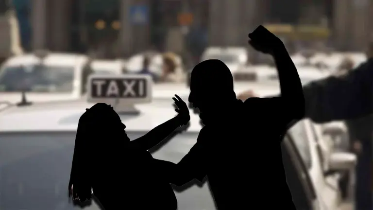Imagen referencial de un acto de agresi&oacute;n hacia una mujer. En el fondo una fila de taxis. COMPOSICI&Oacute;N OPINI&Oacute;N