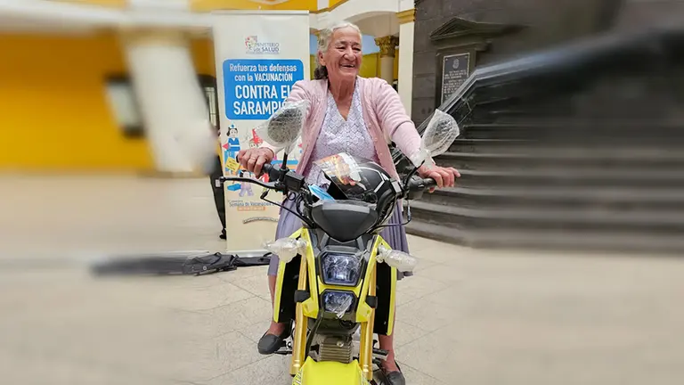 Faustina Maldonado, la ganadora de la motocicleta 0 kil&oacute;metros entregada por el SEDES. SEDES