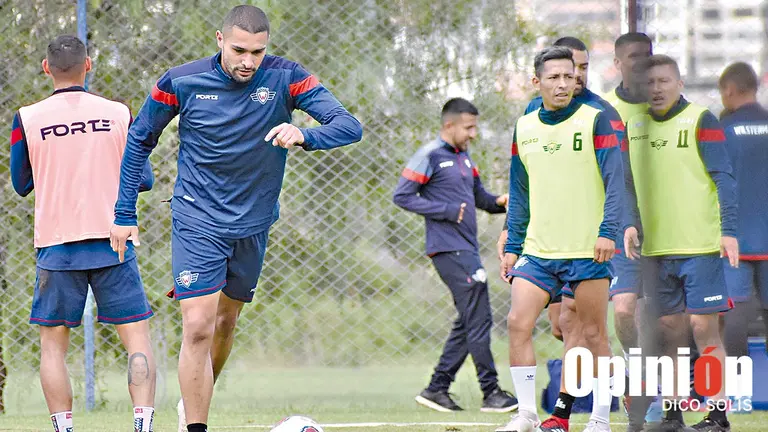 Wilstermann realiza un entrenamiento en su complejo, ubicado en la laguna Alalay./ DICO SOL&Iacute;S