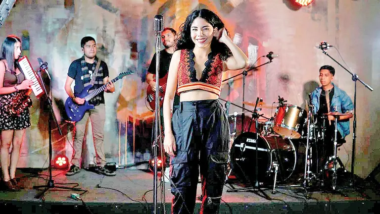 La cantante Viviana Cardozo en escenario./ CORTES&Iacute;A