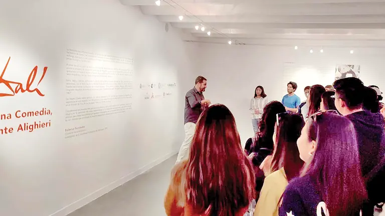 Asistentes en la exposici&oacute;n de Salvador Dal&iacute;, que lleg&oacute; a Cochabamb. FUNDACI&Oacute;N PATI&Ntilde;O