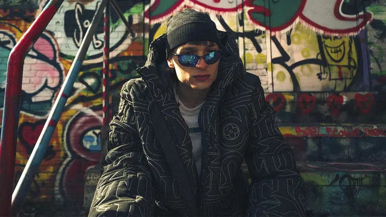 Fotograf&iacute;a cedida por The Exclusive Agency donde aparece el cantante mexicano Peso Pluma./ EFE