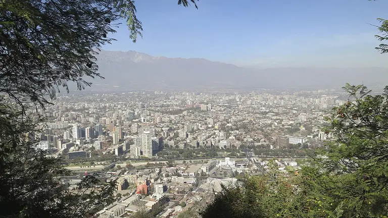 Una panor&aacute;mica de Santiago de Chile, una urbe donde viven m&aacute;s de cinco millones de personas y que habitualmente amanece tapada por la contaminaci&oacute;n en el aire./ EFE