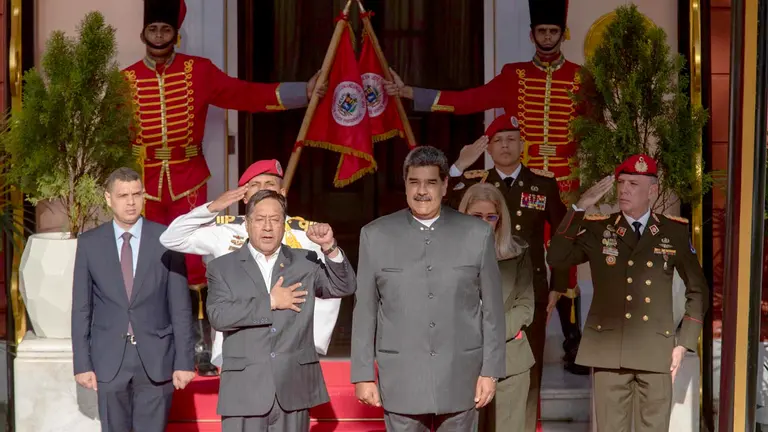 El presidente de Bolivia, Luis Arce (c-i) es recibido hoy por el presidente de Venezuela, Nicolás Maduro, en el Palacio de Miraflores en Caracas (Venezuela)./ EFE