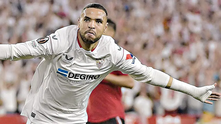 En-Nesyri festeja uno de sus 2 goles al United en Espa&ntilde;a./ INSTAGRAM SEVILLA FC