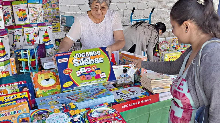 Los expositores en la feria literaria de la Plazuela del Granado./ NOÉ PORTUGAL
