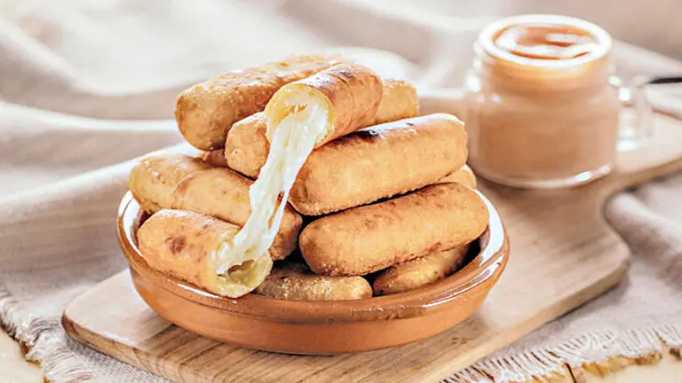 Teque&ntilde;os, bocadillos patrimonio de Venezuela./ PRENSA LATINA