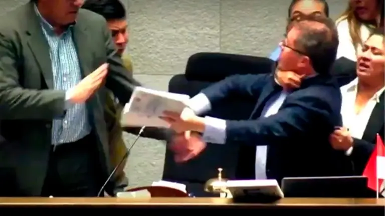 Pol&eacute;mica votaci&oacute;n por 'Ley del Oro' termina en desorden y el Presidente de Diputados la da por aprobada en grande./ ERBOL